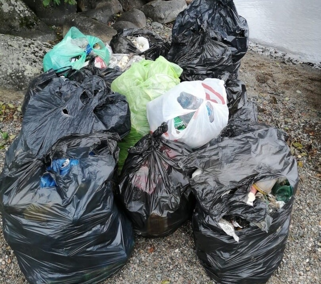 Жители и гости Вытегорского района возмущены кучами мусора на берегу Онежского озера