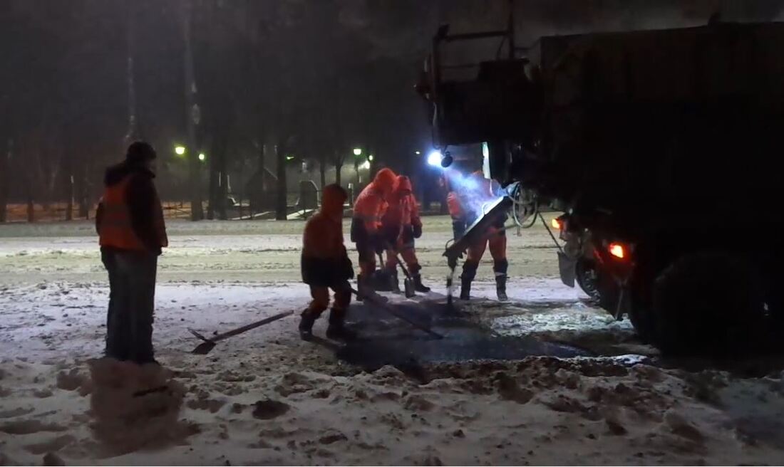 Вологодские нанотехнологии: городские дорожники ночью укладывают асфальт прямо в снег