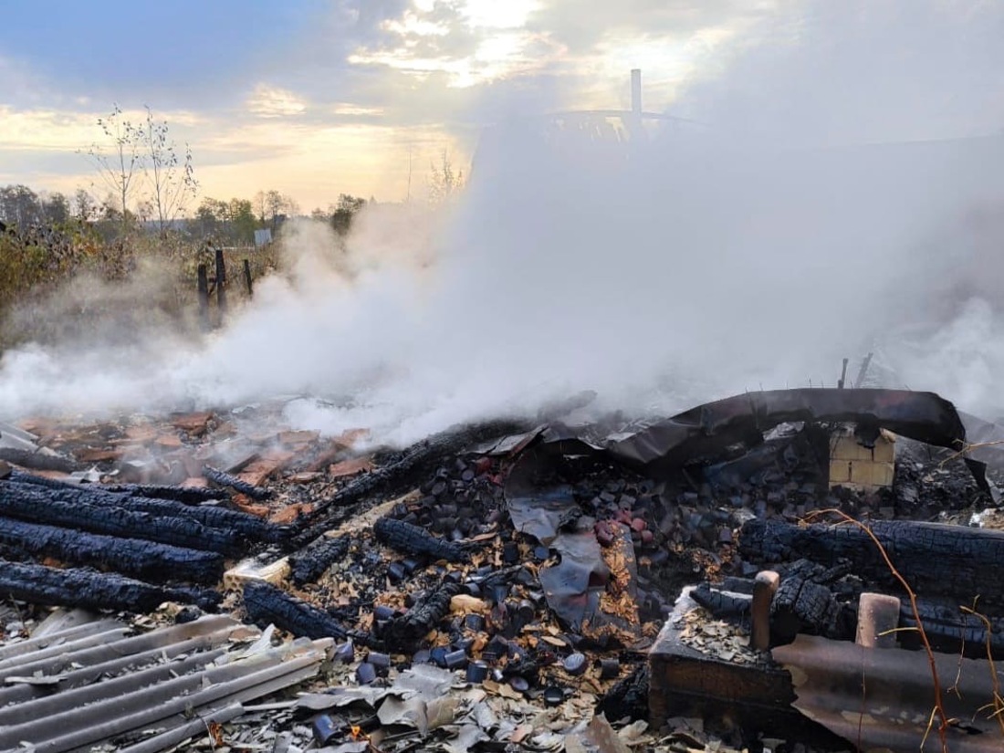 Возможно, поджог: в Чагодощенском районе сгорел деревянный дом