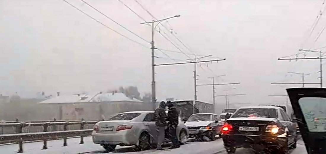 Первый снег стал причиной массового ДТП в Вологде