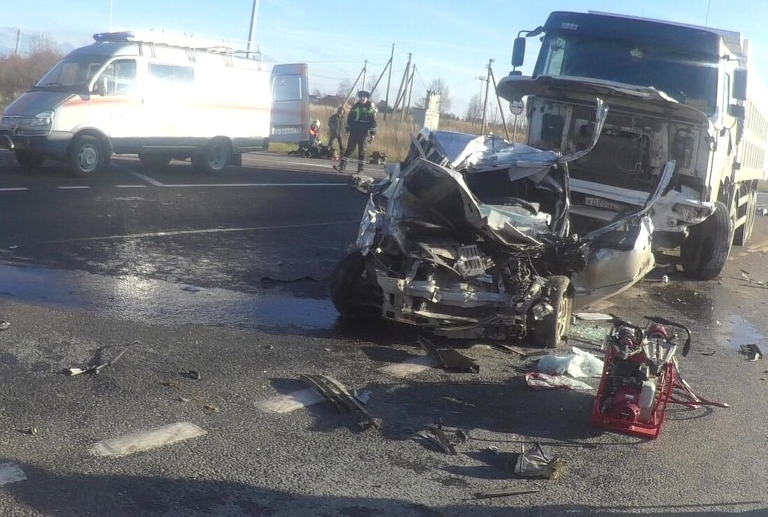 Пассажирка легковушки скончалась в жёсткой аварии в Вологодском районе