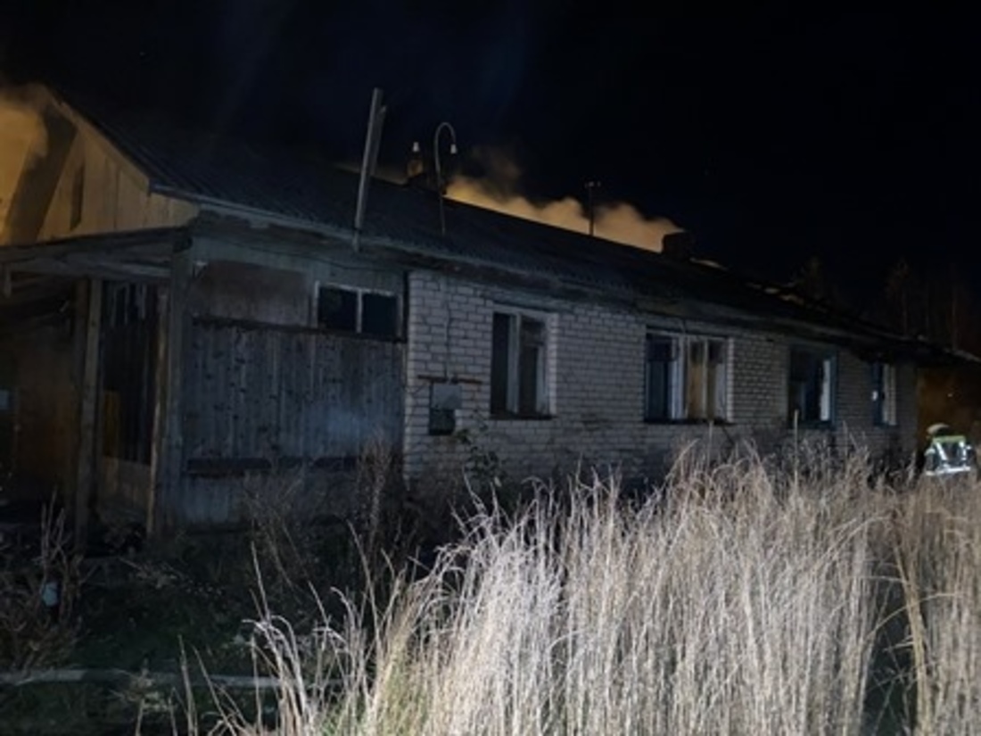 Расселённый кирпичный дом горел в Вологде этой ночью