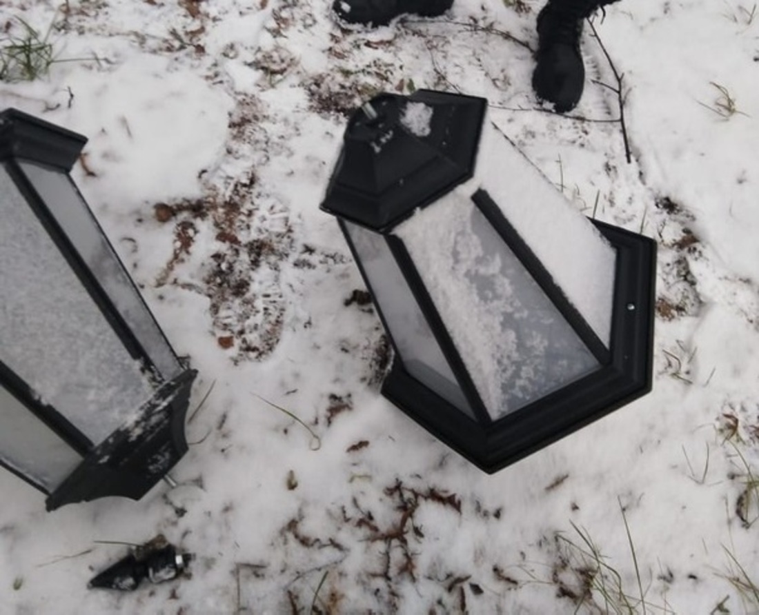 Неизвестные сломали парковые фонари в Никольске