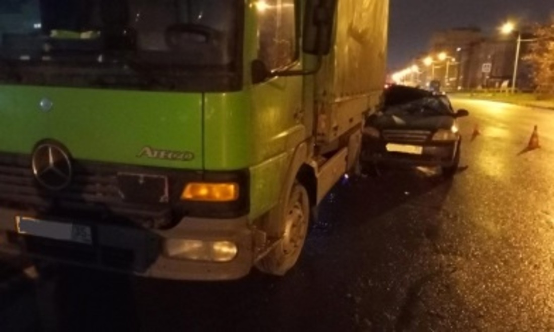 Иномарка на скорости протаранила грузовик в Череповце