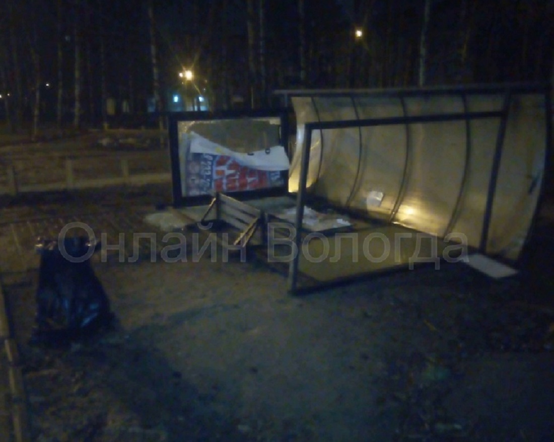 Сильный ветер снёс остановку общественного транспорта в Вологде