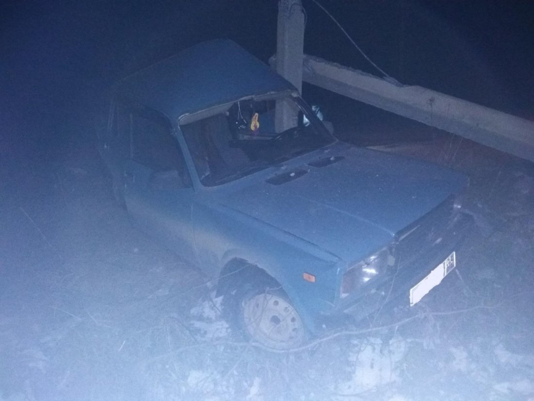 Легковушка на скорости снесла бетонный столб в Тарногском районе