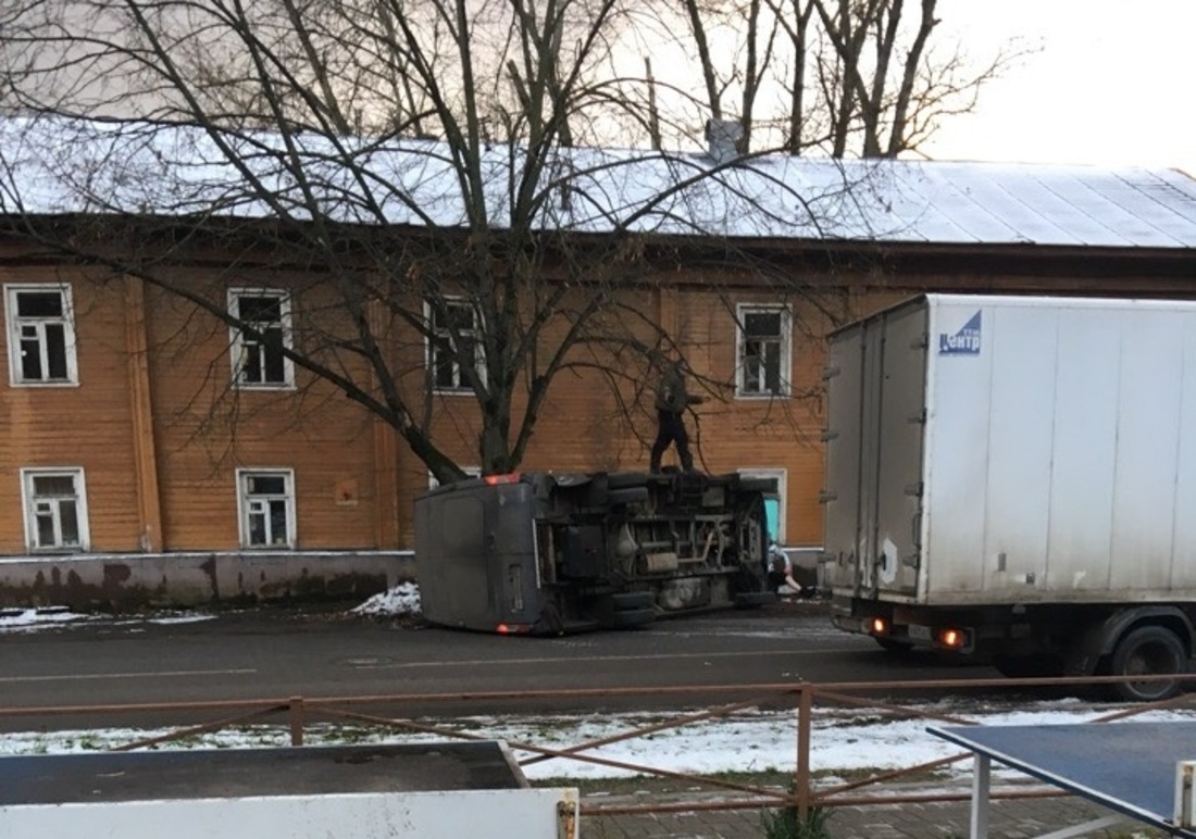 Автобус ритуальных услуг попал в аварию в Череповце