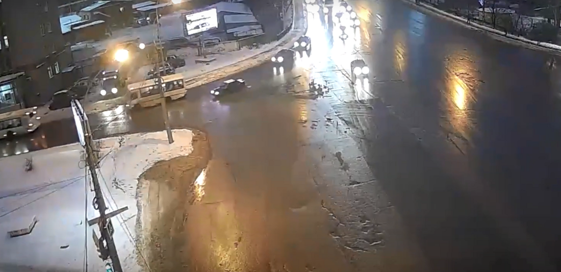 Грузовик "Почты России" сбил пешехода в центре Вологды