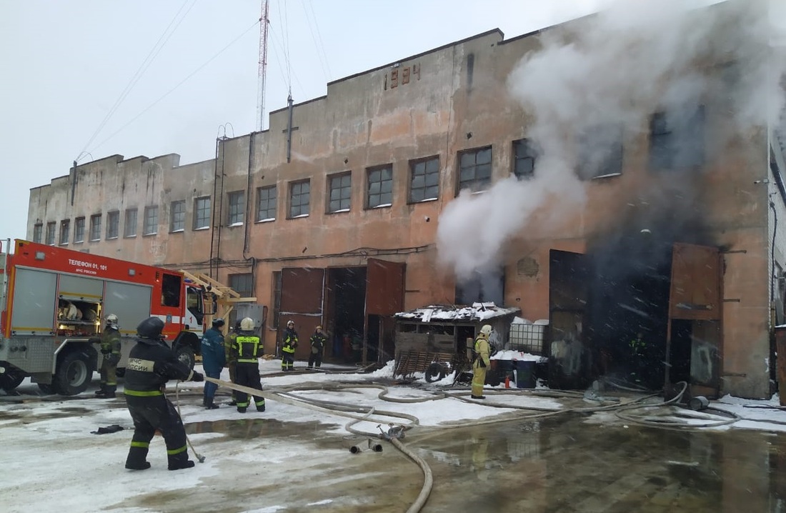 Спасатели ликвидировали пожар на автомобильном предприятии в Вологде