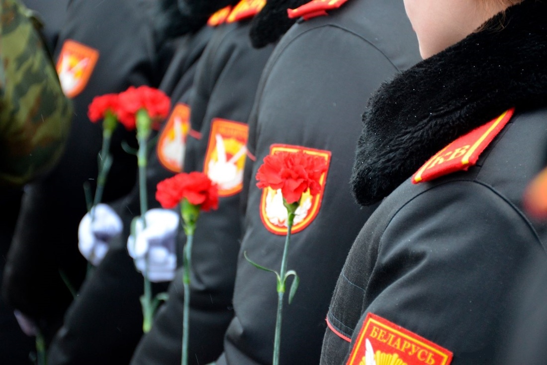 Белорусские кадеты почтили память защитника Слуцка из Вологодской области