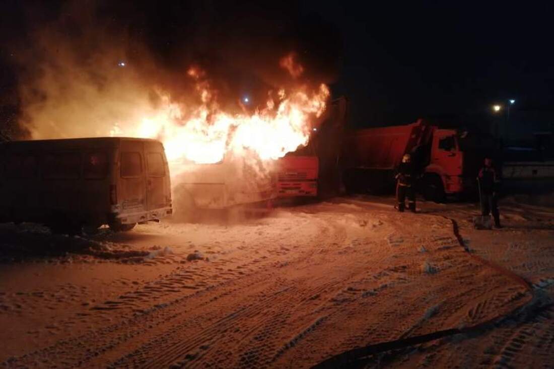 Пассажирский автобус сгорел в Череповце