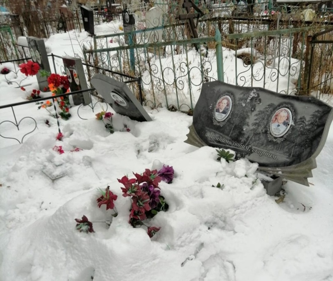 Неизвестные вандалы осквернили кладбище в Устюженском районе