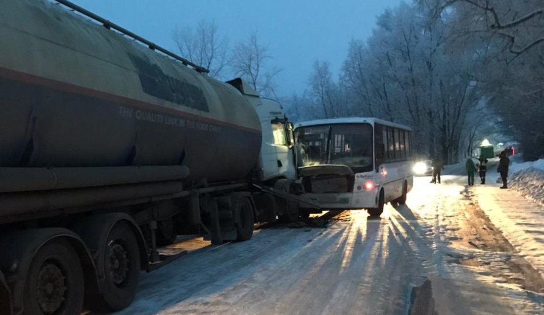 Пассажирский автобус врезался в большегруз в Вологодском районе
