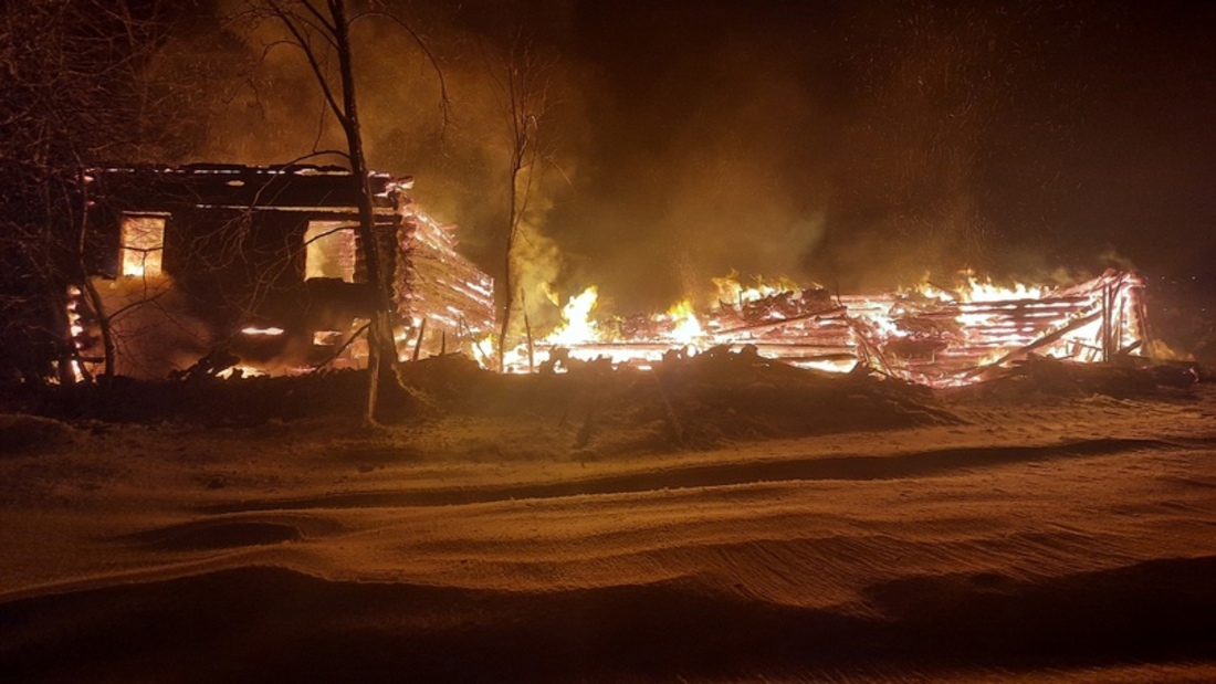 Крупный пожар произошёл в жилом доме в Белозерском районе