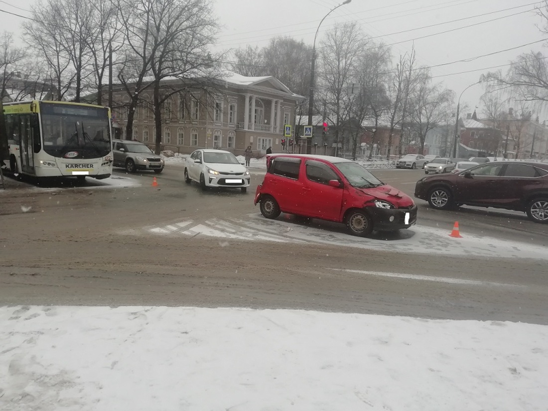 В центре Вологды столкнулись иномарка, "Газель" и автобус