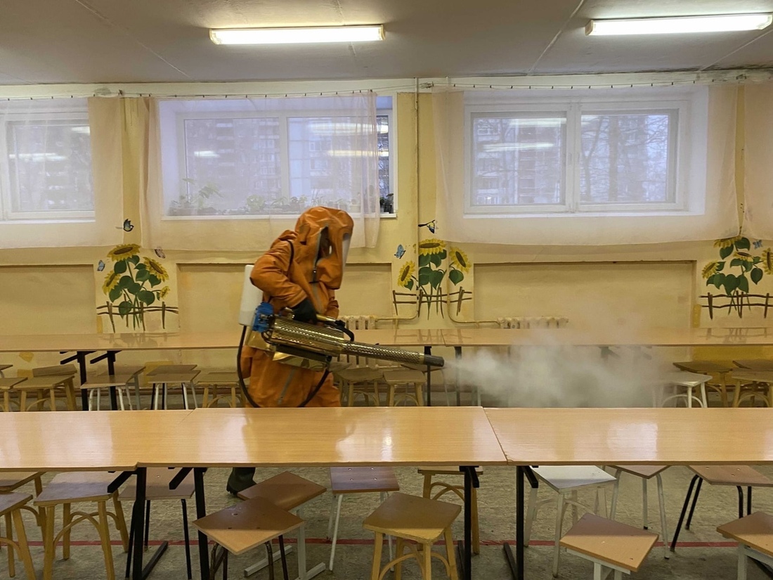 Дезинфекцию горячим туманом начали проводить в череповецких школах