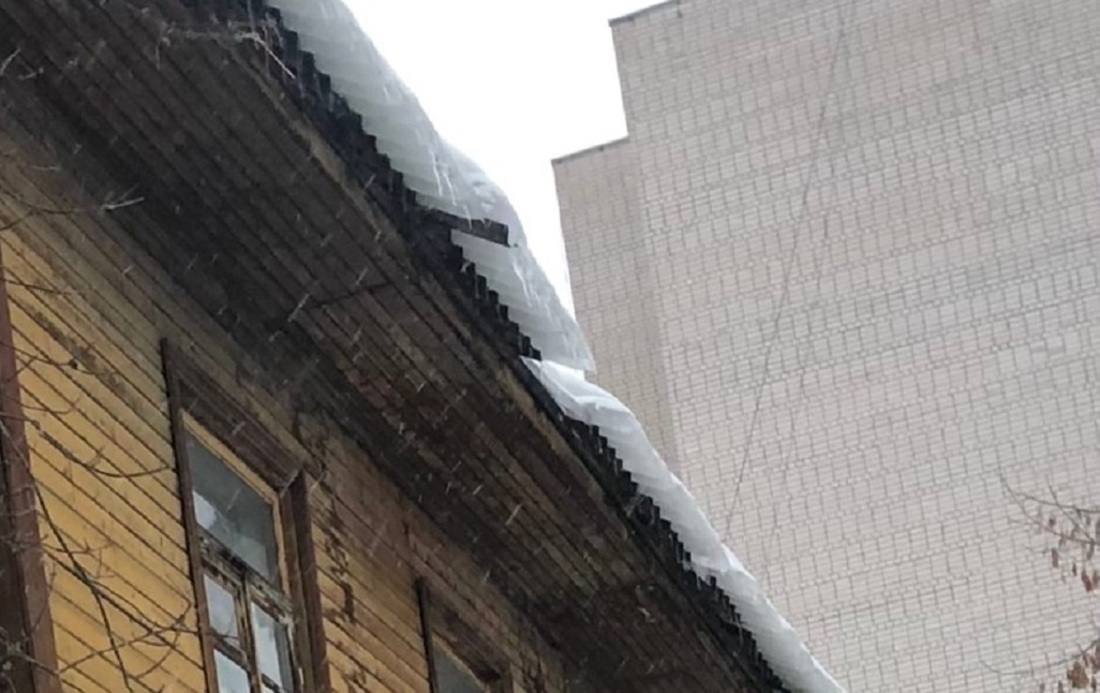 Свисающие с крыш снег и лёд вновь вызвали негодование жителей Вологды