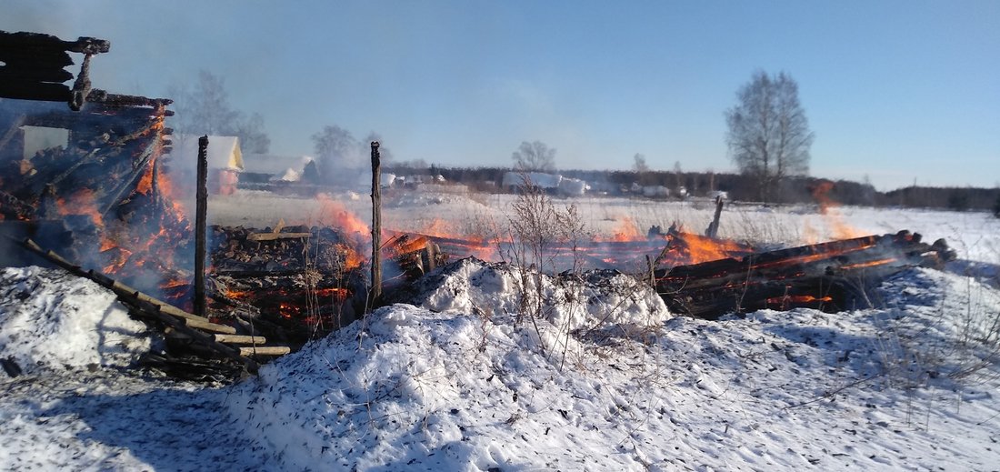 Осталось лишь пепелище: в Кадуйском районе сгорел жилой дом