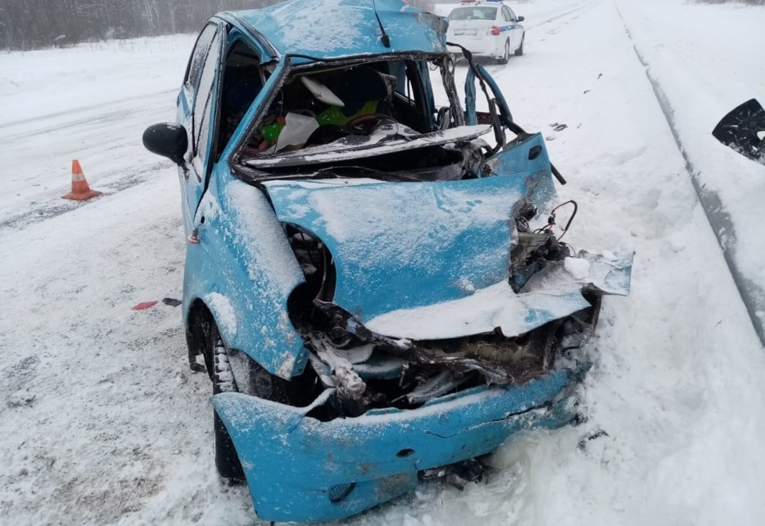 Два человека пострадали в ужасной аварии в Кирилловском районе