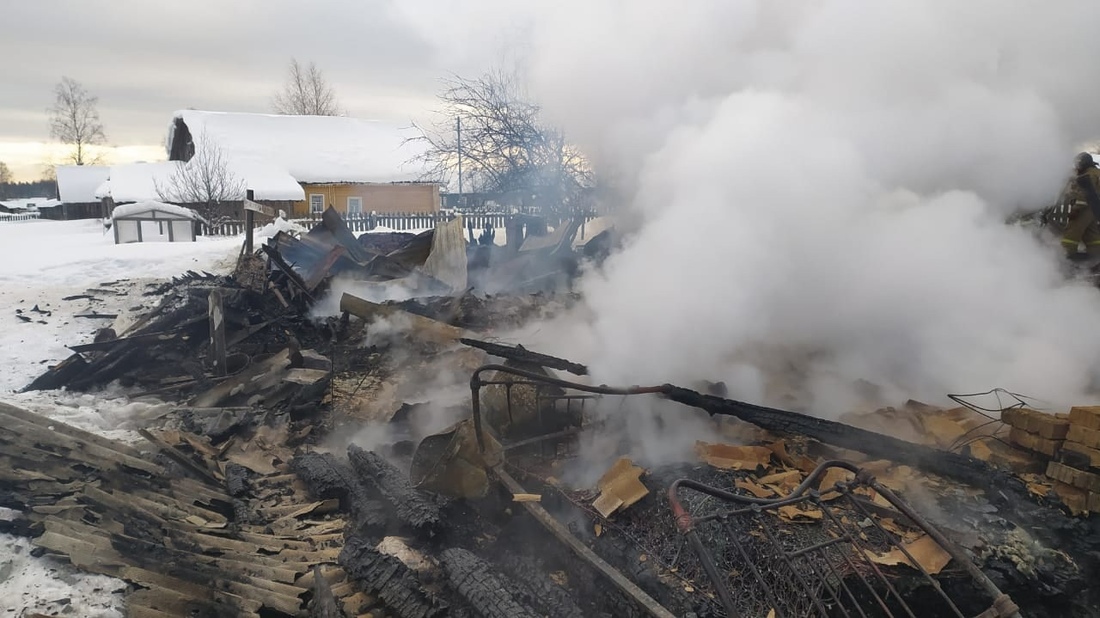 Два человека погибли при пожаре в Харовском районе