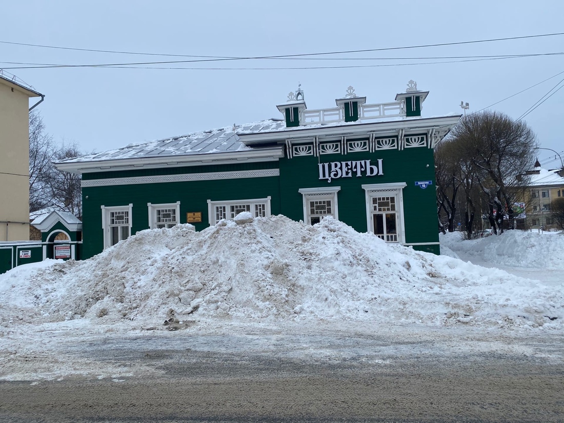 Проделки «Магистрали»: вологодские коммунальщики завалили снегом памятник культуры