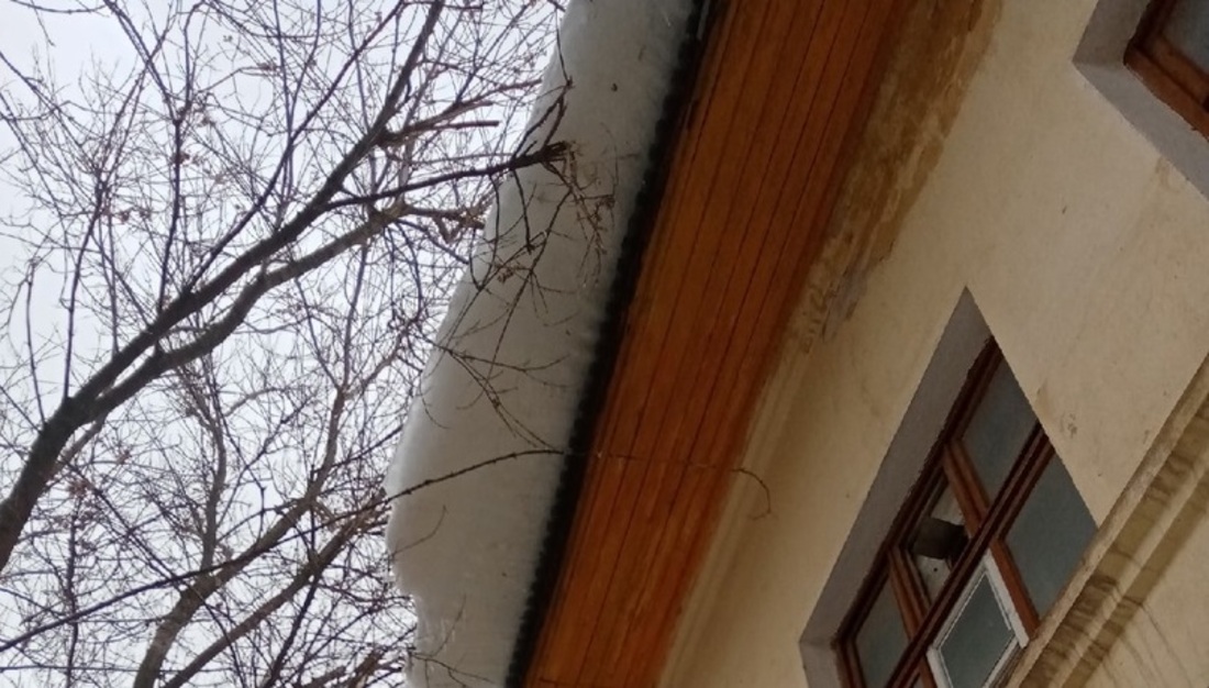 Грязовчане опасаются падения с крыш снега со льдом