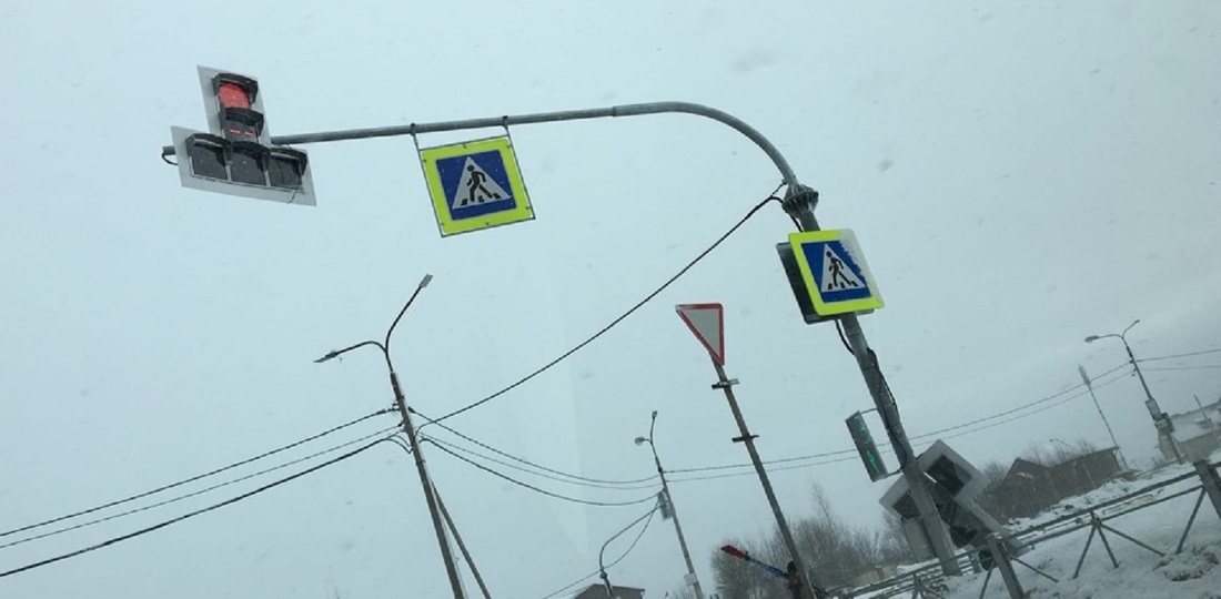 Шквалистый ветер сломал светофоры в Череповце