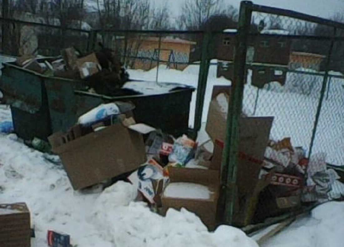 Переполненные мусорные контейнеры заполонили улицы Вохтоги