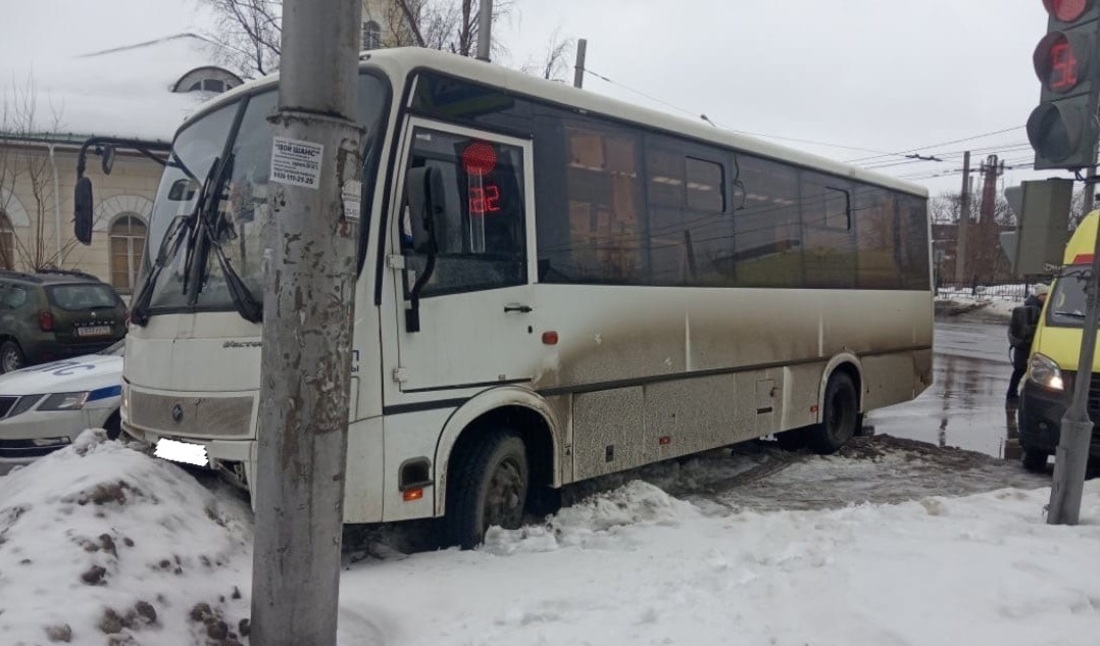 В центре Вологды пассажирский автобус экстренно съехал с проезжей части