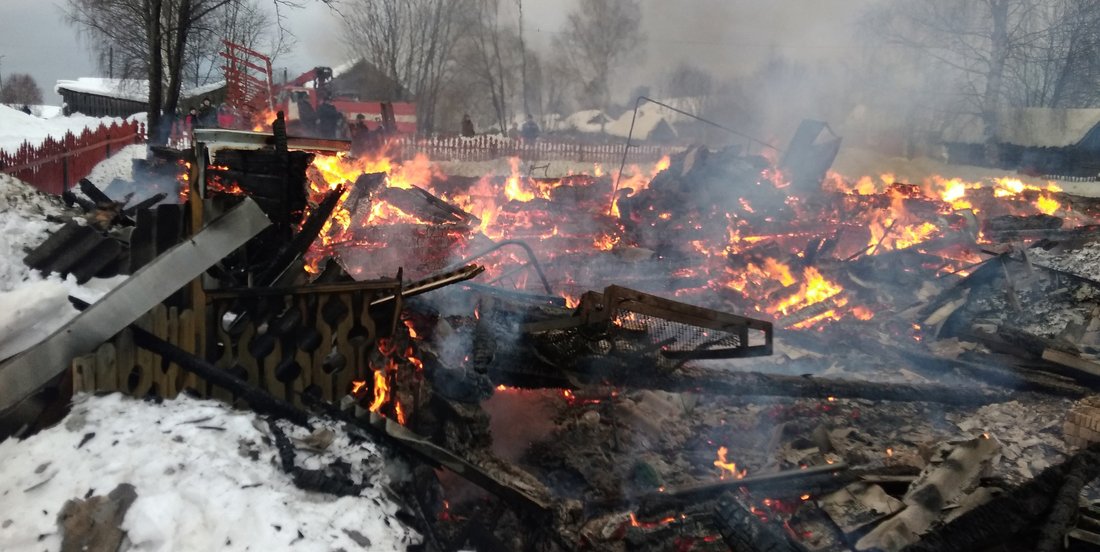 Крупный пожар уничтожил жилой дом в Бабушкинском районе