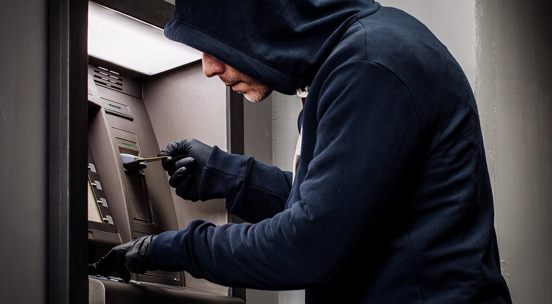 Преступники похитили около 7 миллионов рублей из банкомата в Череповце