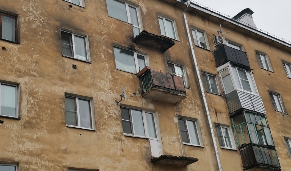 Обрушившееся с сокольской пятиэтажки балконное ограждение едва не упало на людей