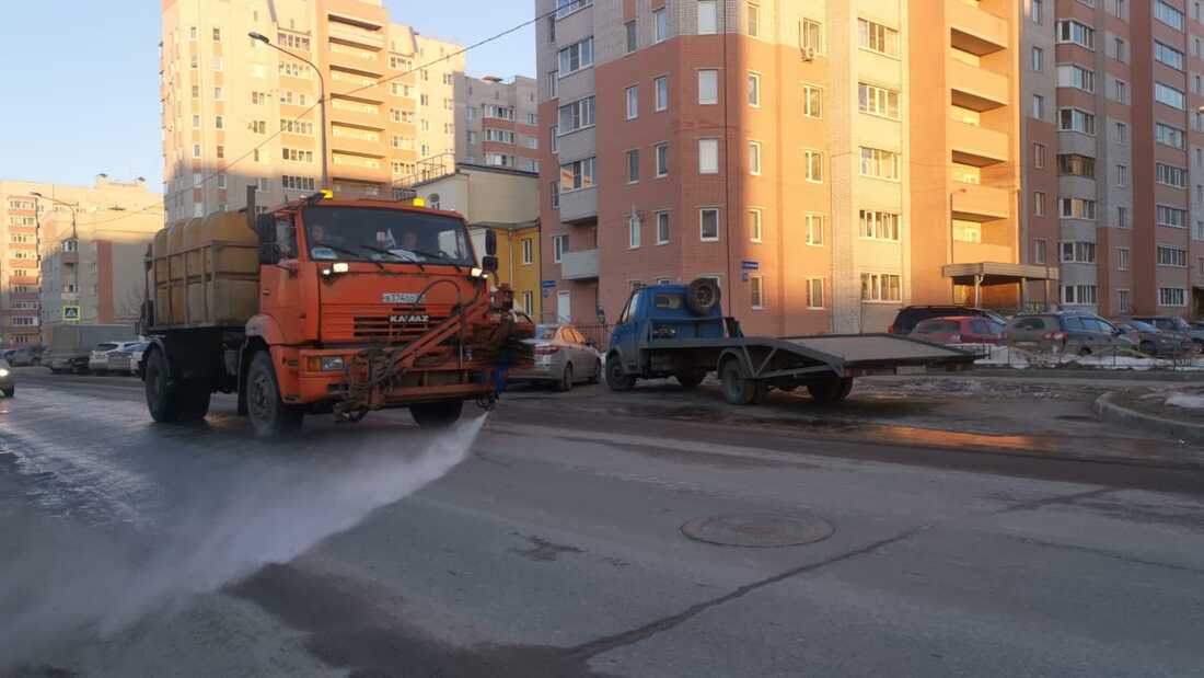 Улицы Вологды начали обрабатывать специальным соляным раствором