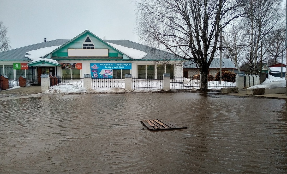 Приплыли: в Кичменгском Городке затопило центральную площадь