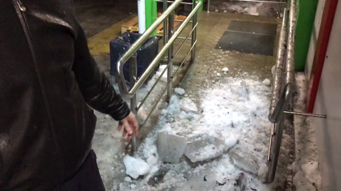 На посетителя череповецкого магазина рухнула снежная глыба