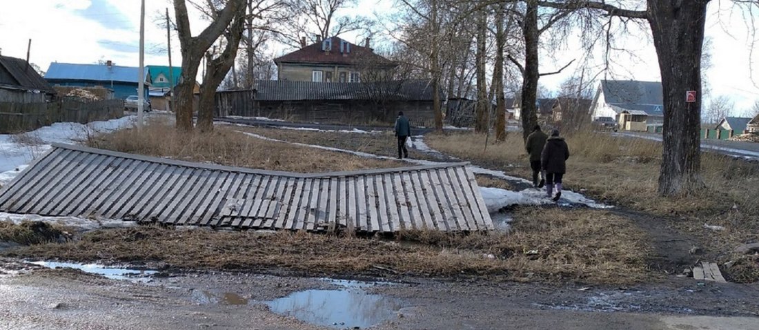 В Белозерске рухнула крыша на пожарном водоёме