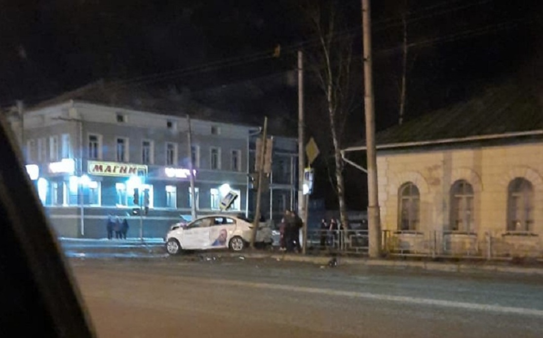Легковое такси врезалось в дорожный знак в центре Вологды
