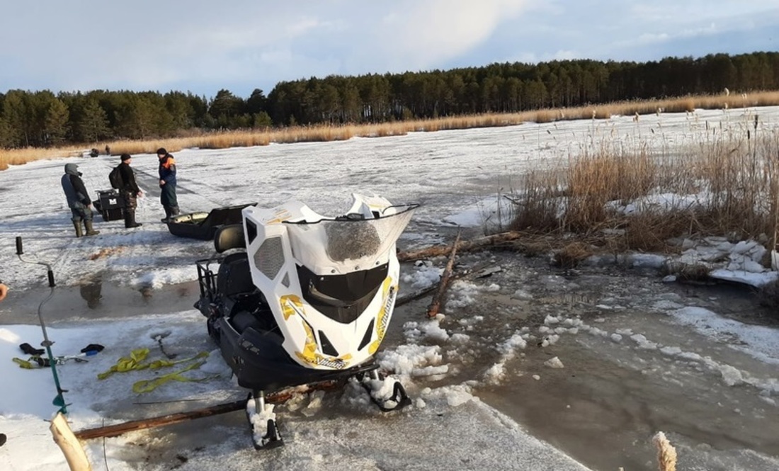Два снегохода с людьми провалились под лёд в Вытегорском районе