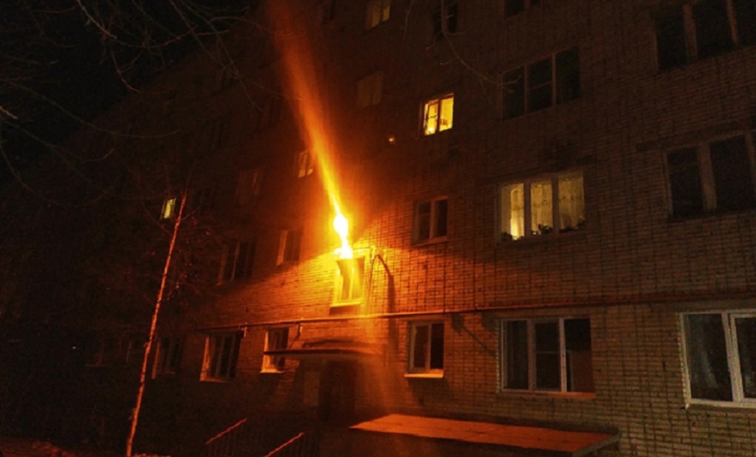 Пожилой мужчина устроил пожар в многоэтажном доме в Вологде