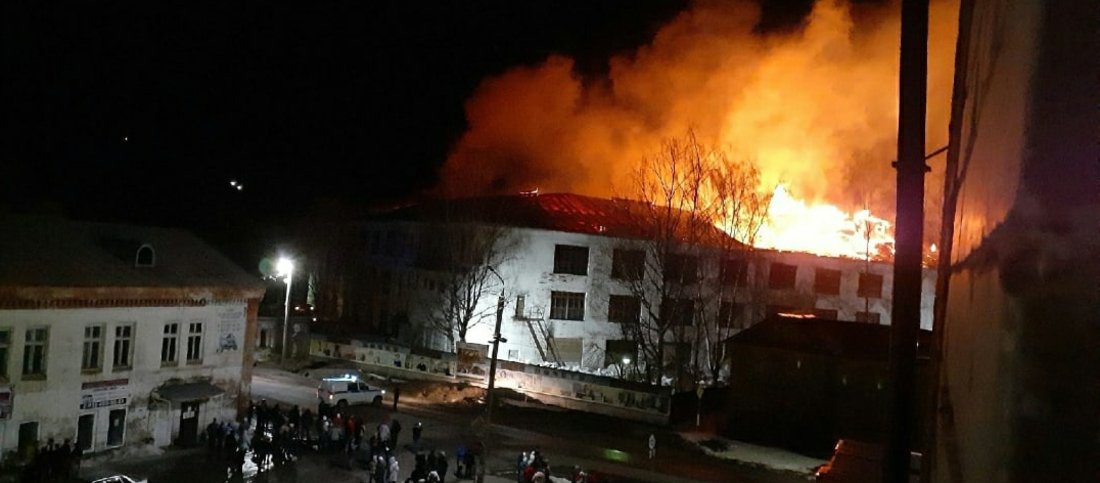Крупный пожар в Красавино: горит здание местного льнокомбината