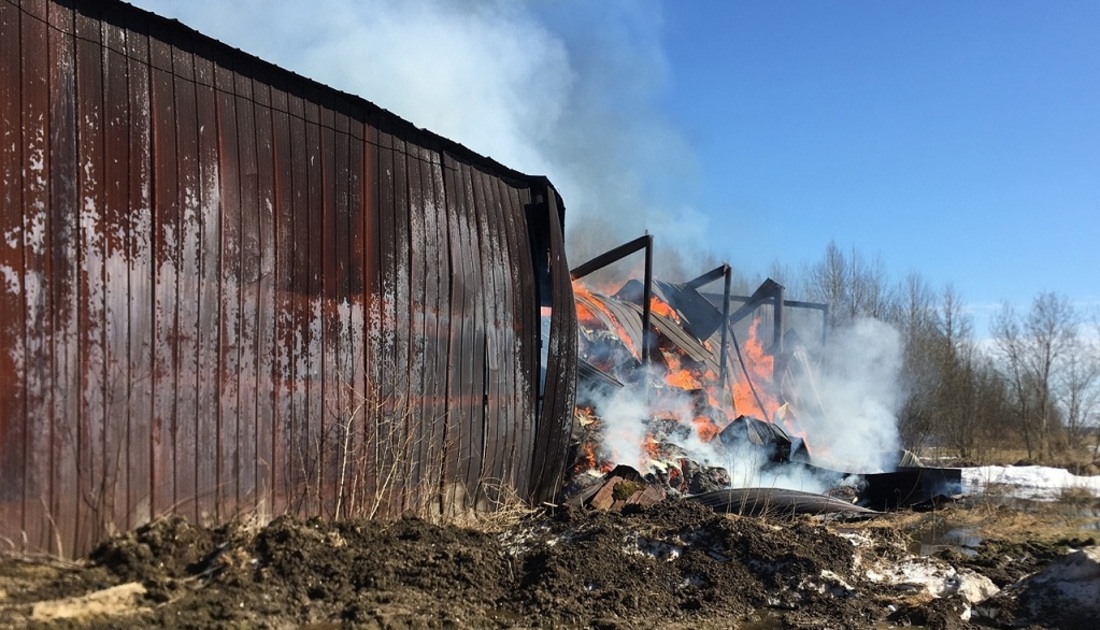 Почти 200 тонн льна сгорели при крупном пожаре в Шекснинском районе