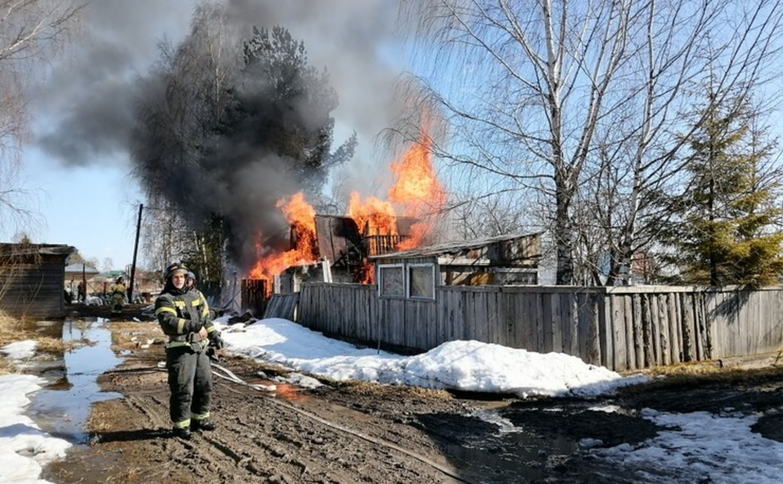 Разбитая дорога помешала пожарным подъехать к горящей даче на окраине Вологды