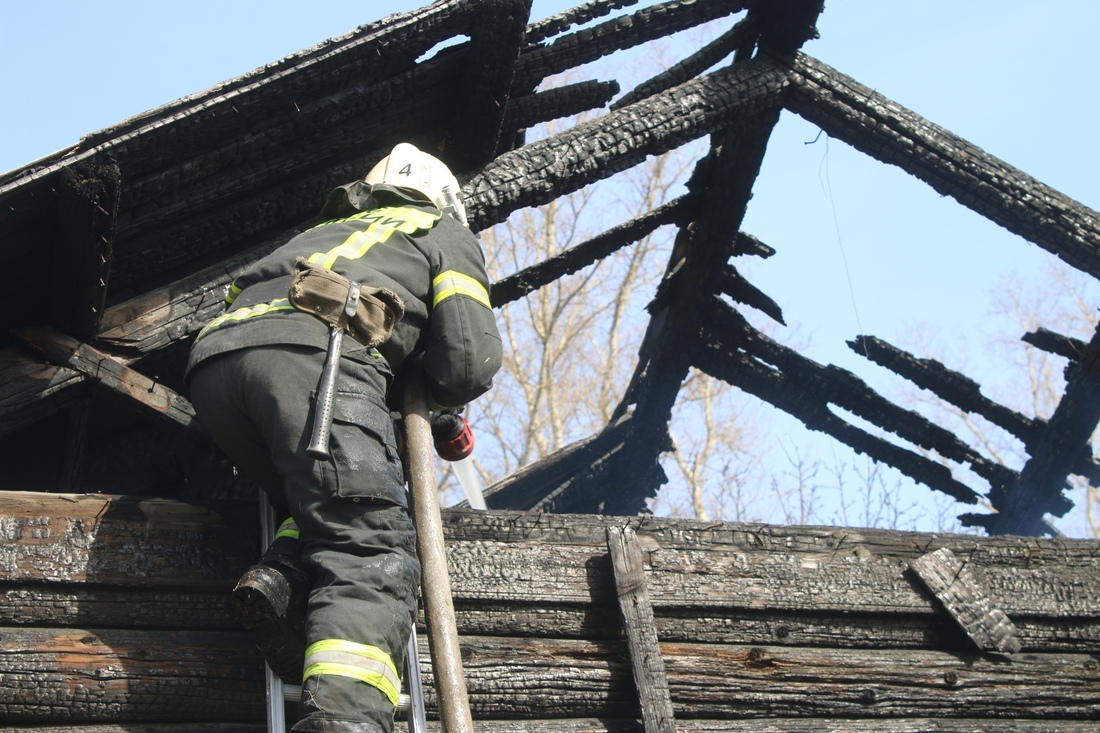 Неизвестные подожгли нежилой дом в центральном районе Вологды