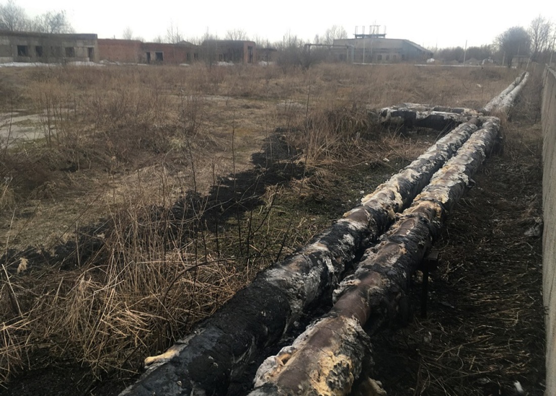 В череповецком посёлке из-за очередного пала травы едва не сгорел участок теплотрассы