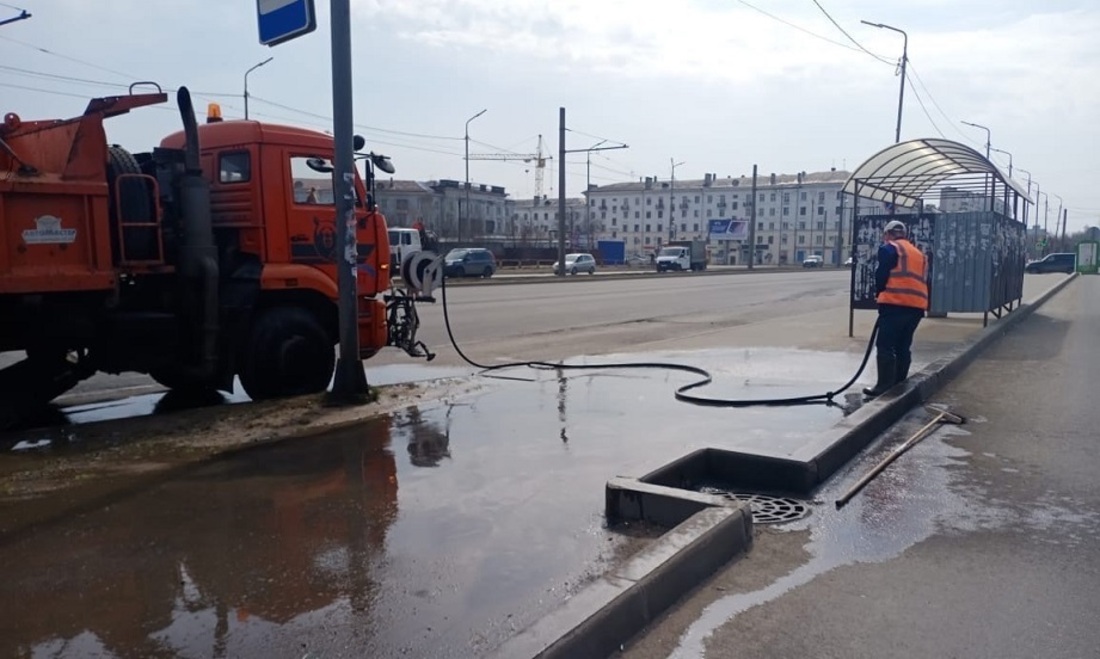 Не хуже, чем в Европе: в Череповце начали мыть тротуары