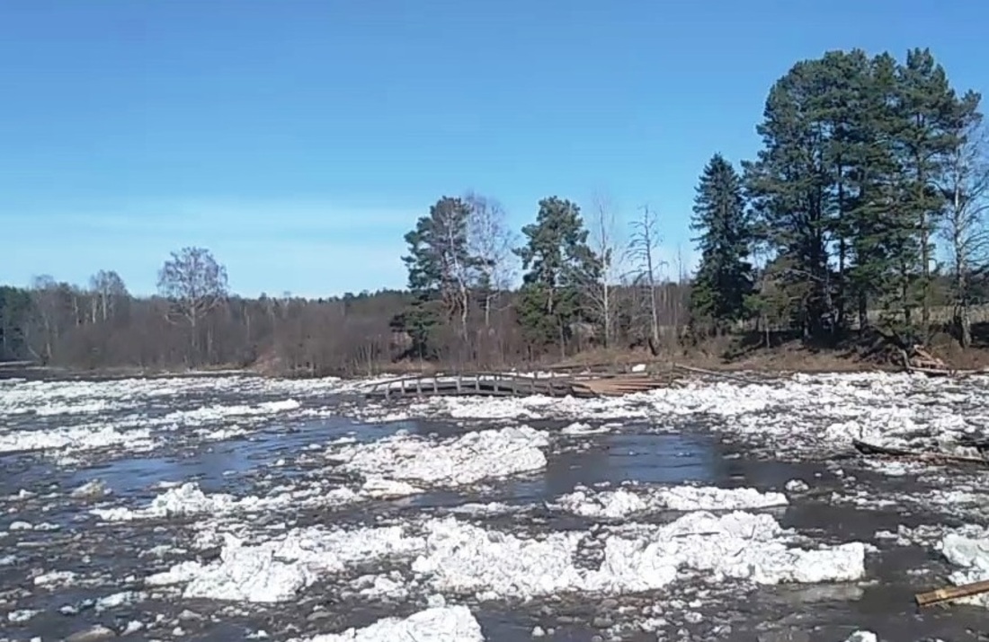 Разлившаяся река и ледоход снесли мост в Кич-Городецком районе