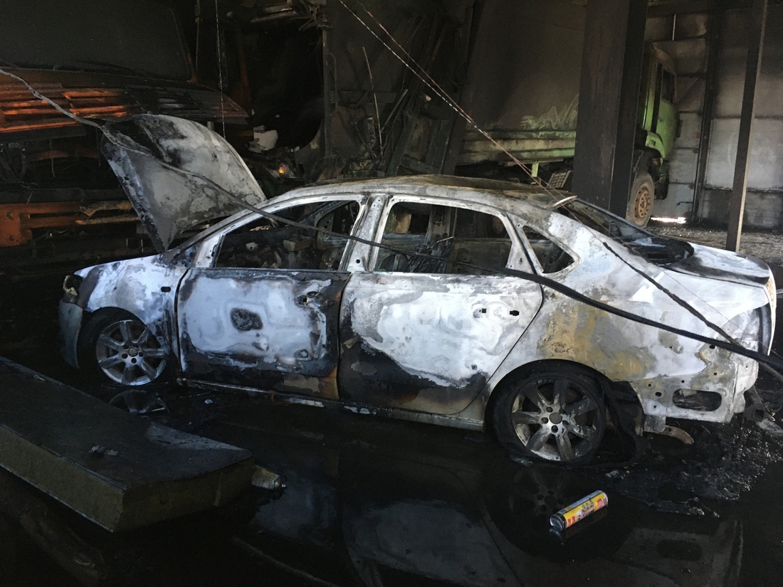 Неизвестные подожгли несколько машин в гараже Череповца 