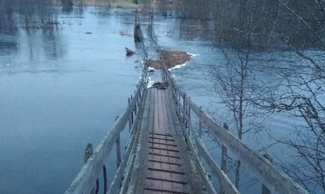 Пешеходный мост оказался под водой в Кадуйском районе