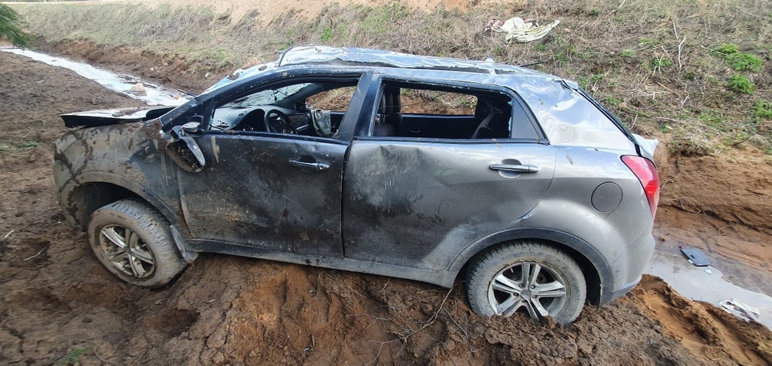 В Устюженском районе иномарка на скорости съехала в кювет: погибла женщина