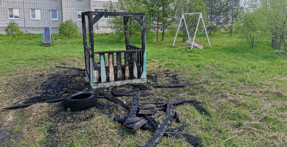 Неизвестные устроили пожар на детской площадке в Соколе